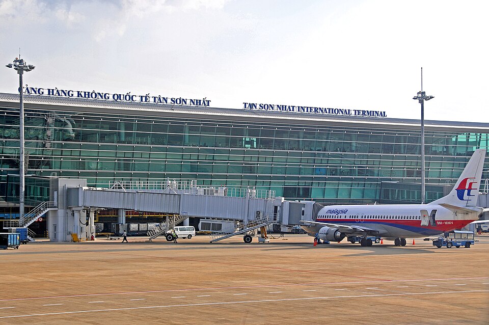 Tan Son Nhat Airport terminal in 2009 DGJ 0674 (3381403835)